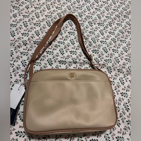 Tommy Hilfiger Elegant Tan Crossbody Bag - Picture 2 of 4